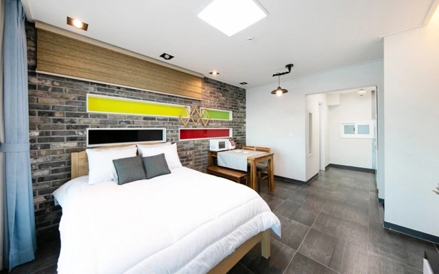 Pohang Couple Stone Pension