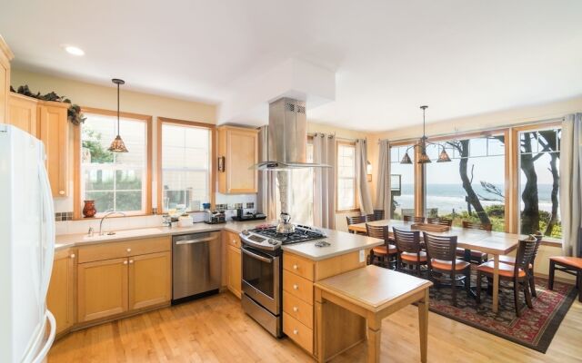 Sheltering Pines 4 Br cottage by RedAwning