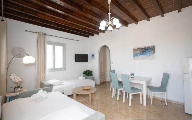 Mykonos Stylish Ivory Apt w Shared Pool