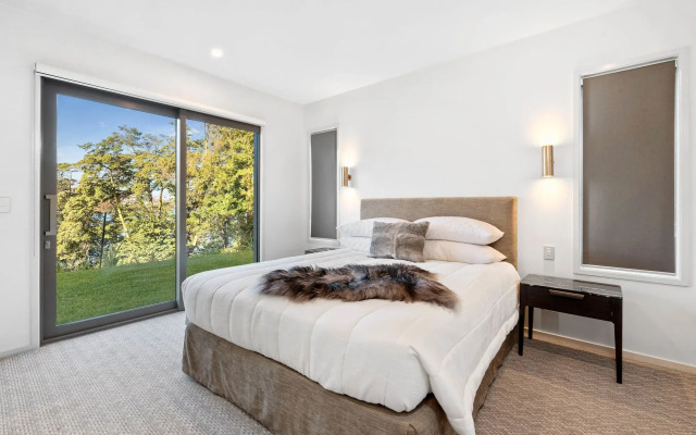 The Rees Hotel, Luxury Apartments & Lakeside Residences