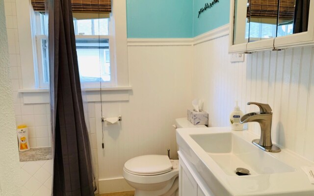 Cozy Bungalow in Downtown Loveland w/Free Bikes!