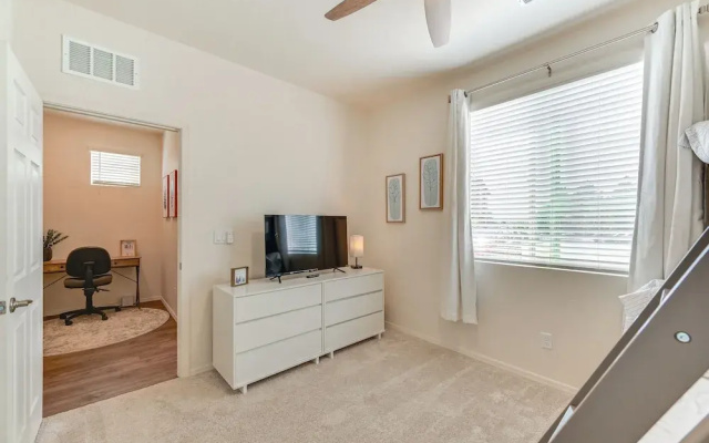 2 Mi to Dtwn & Nau: Flagstaff Condo w/ Patio!