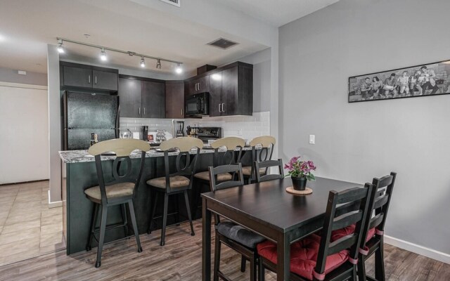 Beautiful 1bd Condo Patio Gym Parking Location