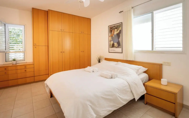 Homey Kiryat Haim Apt by Sea N Rent