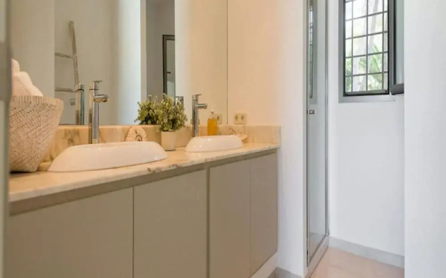 Exquisite Villa With Parking Space