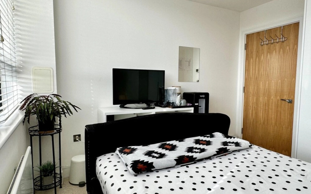 Condo Apartment With Workspace