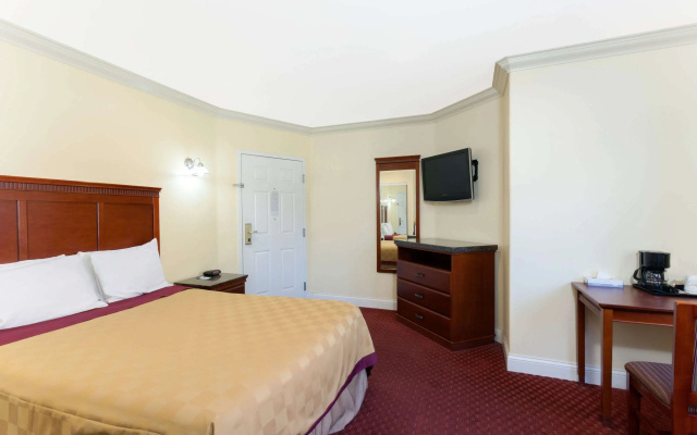 Travelodge by Wyndham Brea