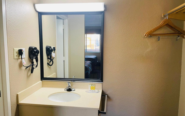 Super 8 by Wyndham Gloucester