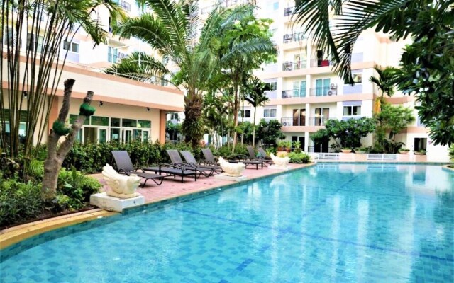 Park Lane studio apartment with swimming pool view Pattaya