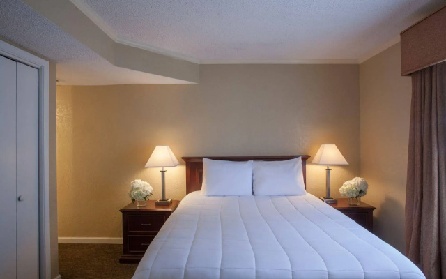 Cloverleaf Suites Baton Rouge