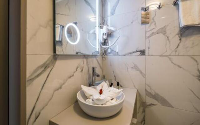 Silver Studio Apartment