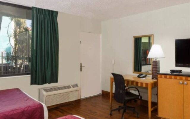 Travelodge by Wyndham Fort Lauderdale Beach