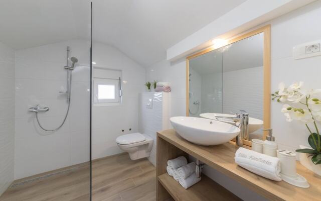 Villa Eleganza With Pool For 9 Guests , Zadar