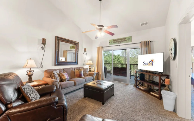 Ozark Comfort 3 Bedroom Condo by RedAwning