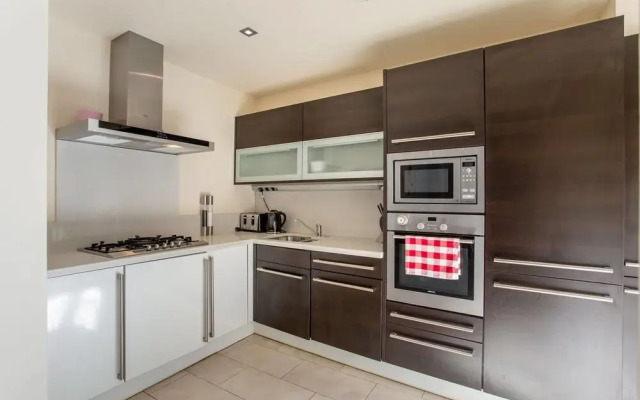 Stylish 2bed Apt With Free Parking/elevator
