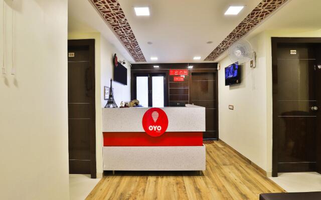 OYO 13998 Red Apple