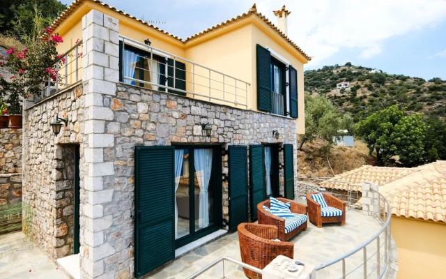 Serene Villa in Pera Melana near Sea