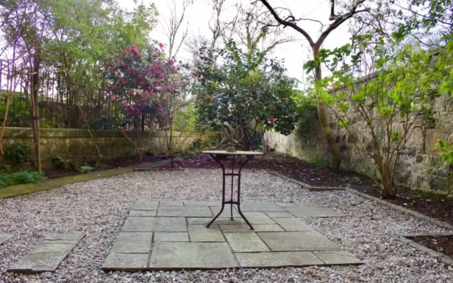 Beautiful New Town Studio, With Patio
