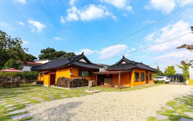Ganghwado Hwanggeumbit Pension