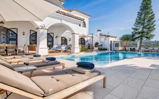 18024 - Superb Villa Near Beach With Heated Pool