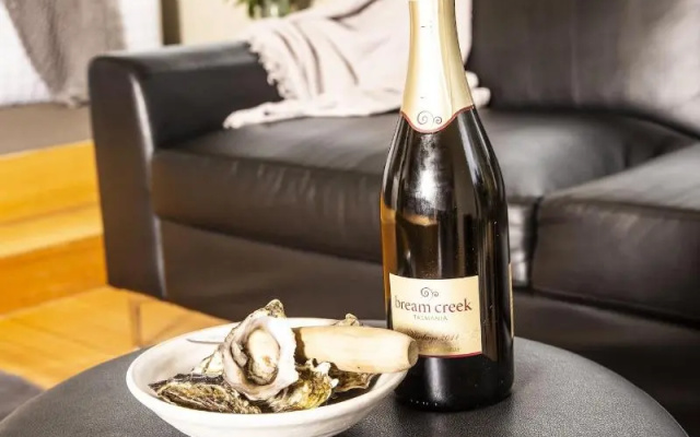 Little Norfolk Bay Events and Chalets – Meal – Taranna