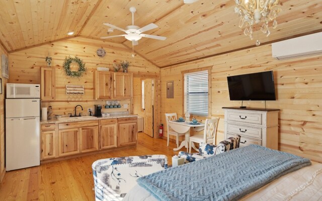 Stunning Cabin Right on Main St!