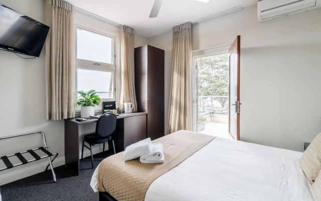 Huskisson Hotel