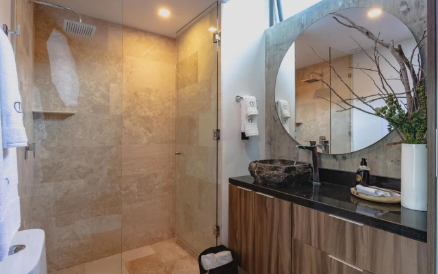 Stunning 2 Bed Condo Pools Gym Cenote Access