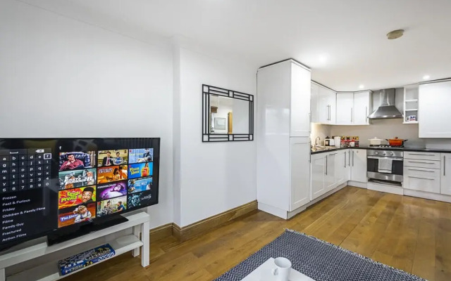 Stunning Light Filled 2 Bed Apartment + Parking Sleeps 7