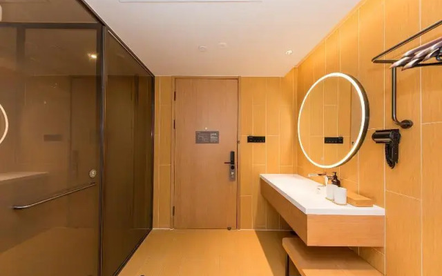 Ji Hotel (Shanghai Longbai Xincun Metro Station)
