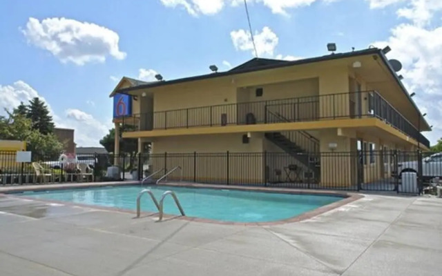 Travelodge/motel 6 Oshkosh