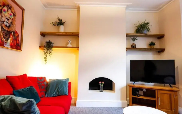 Gloucester-5 Bed Home for Work & Leisure