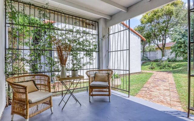 The Cottage-1 Bed-pool-bbq-fibre-solar-samrand