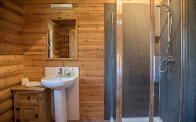 Oak Lodge With Hot Tub, Kingfishers