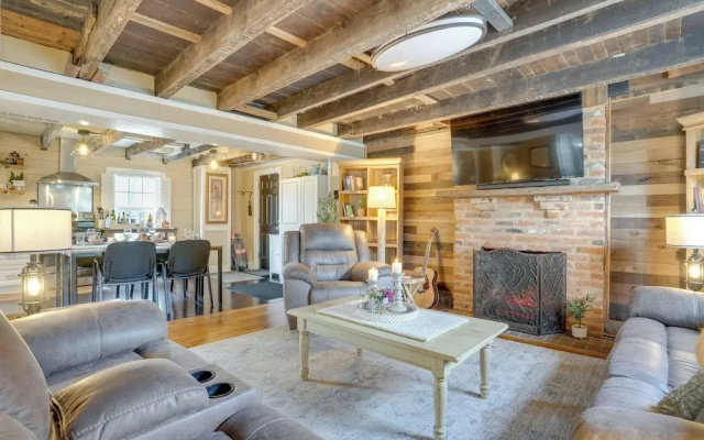 Walk to Beach: Historical Fredericksburg Home