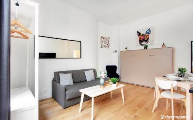 Cmg Place De La République / Magenta