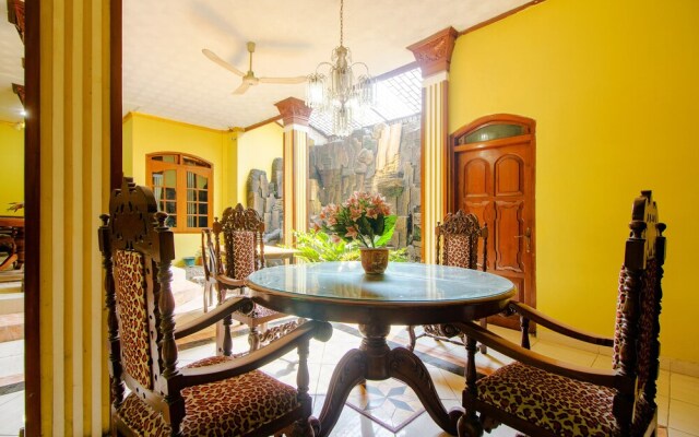 OYO 1770 Hotel Mawar Saron 2