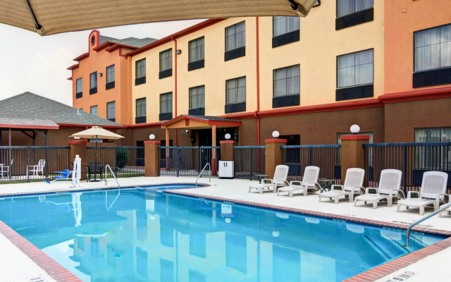 Quality Suites Houston IAH Airport - Beltway 8