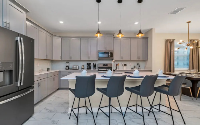 Edgy, Modern 6 Bed 5 Bath