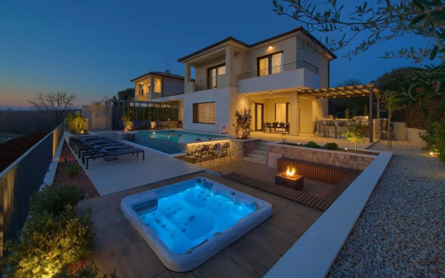 Villa Lord With Heated Pool Jacuzzi and Sauna