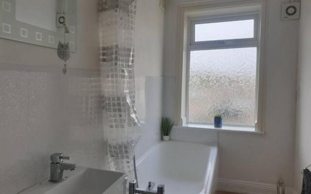 Cosy 2 Bedroom City House with 2 Bathrooms