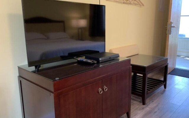 7 West Motel