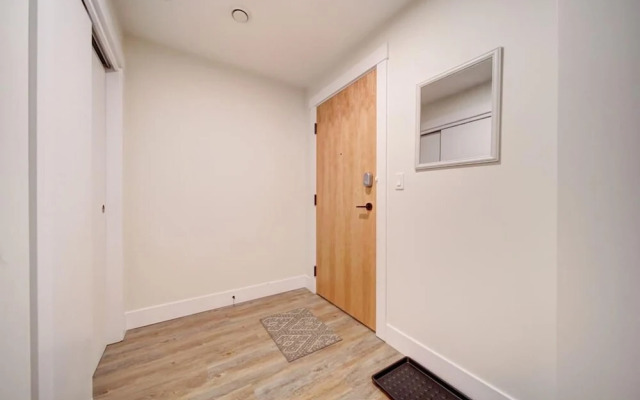 Stylish Modern Condo w Parking Location Coffee