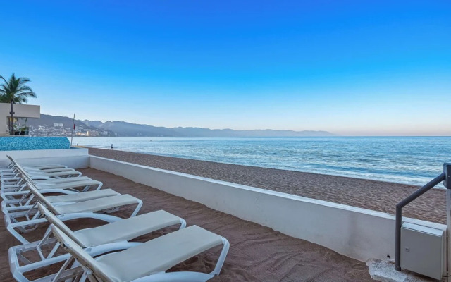Gorgeous 1BR with Pools & Sea Views