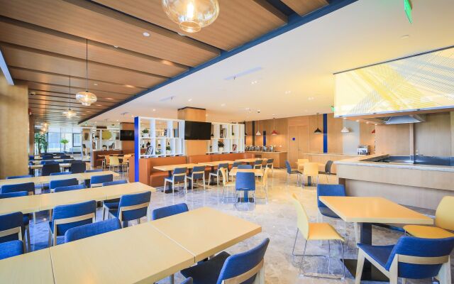 Holiday Inn Express Shanghai Pujiang by IHG