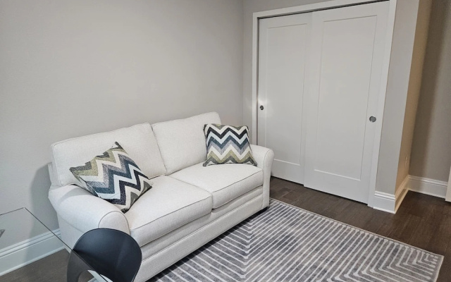 Cityscape Retreat 2 Bedroom Townhouse by RedAwning