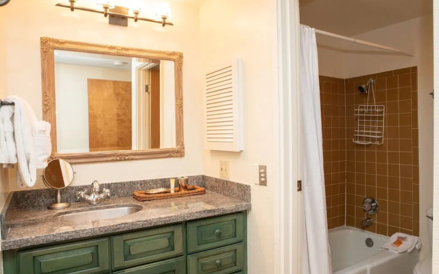 103 Fallridge Miniums 3 Bedroom Condo by RedAwning