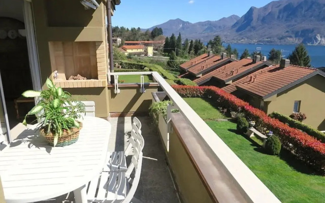 Selva 1 Lake View Apartment in Ghiffa With Pool
