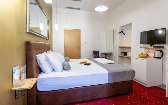 Spacious Deluxe Room - Hotel Rose