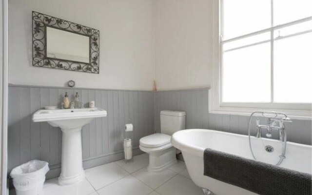 NEW Charming 1BD House With Patio in London